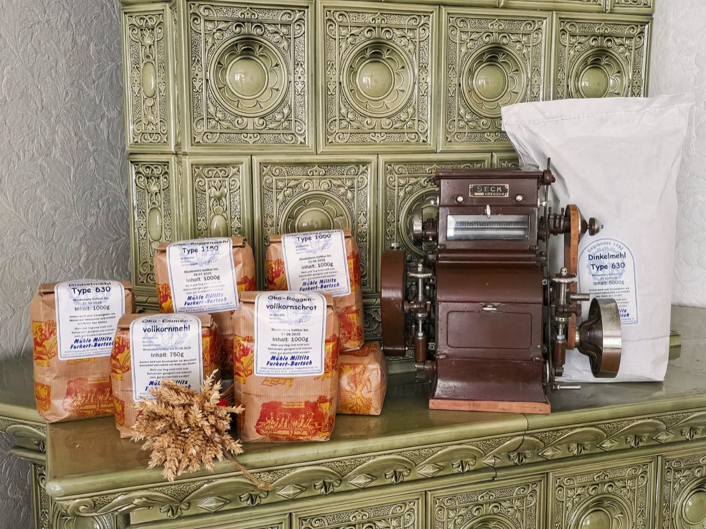 Verkaufstheke des Mühlenladens Mühle Miltitz mit Beratungsbereich